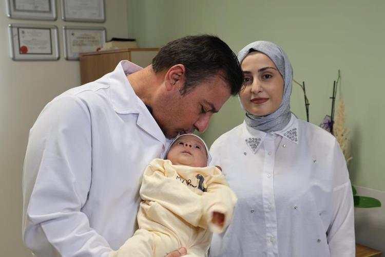 Adanada tüp bebek yöntemiyle doğan çocuklarına doktorun adını verdiler