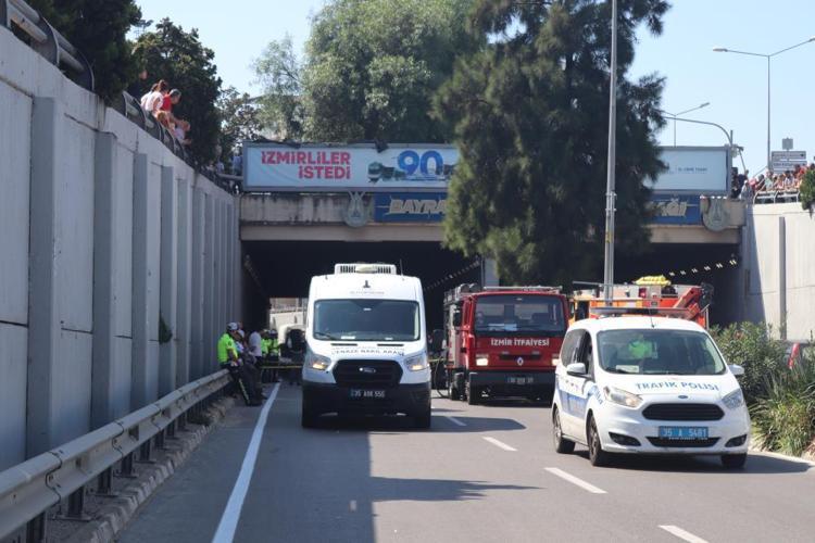 İzmirde korkunç kaza: Hasta ziyaretine giderken köprülü kavşaktan aşağı düştü: 3 ölü 2 yaralı