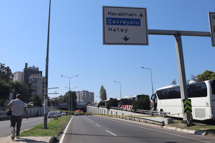 İzmirde korkunç kaza: Hasta ziyaretine giderken köprülü kavşaktan aşağı düştü: 3 ölü 2 yaralı