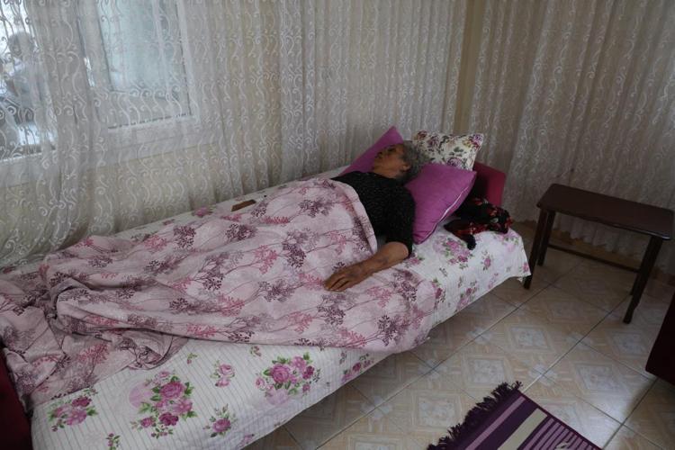 Yaşlı kadın yüzüğünü vermeyince öldüresiye dövüp banyoya kilitledi