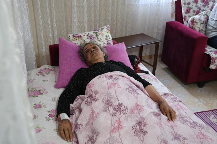 Yaşlı kadın yüzüğünü vermeyince öldüresiye dövüp banyoya kilitledi