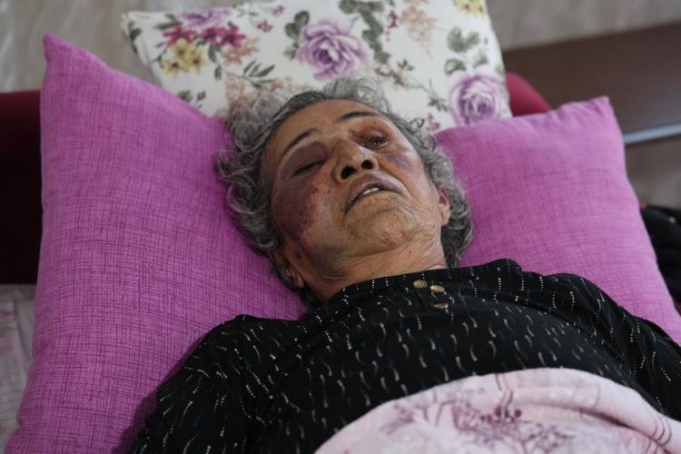 Yaşlı kadın yüzüğünü vermeyince öldüresiye dövüp banyoya kilitledi