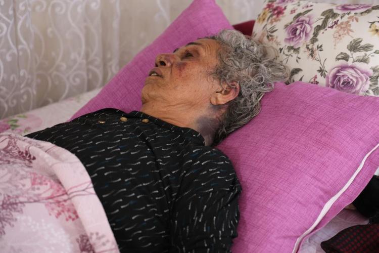 Yaşlı kadın yüzüğünü vermeyince öldüresiye dövüp banyoya kilitledi