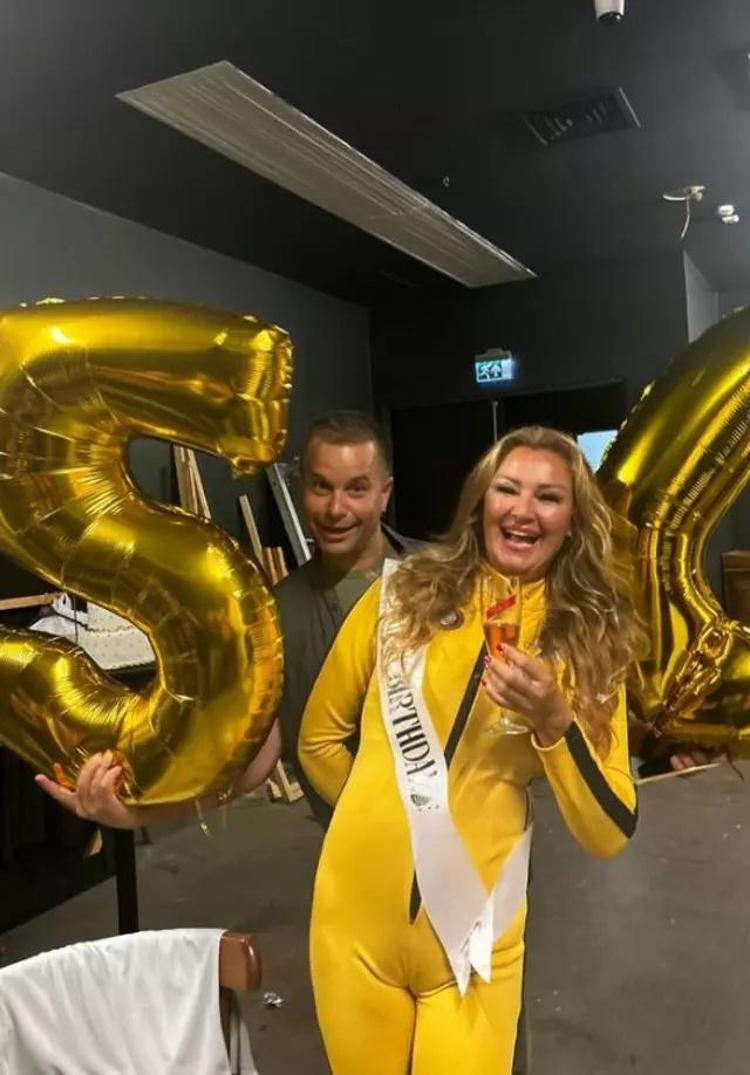 Pınar Altuğun 50. yaş pozu Sarı tulumu dillere düştü