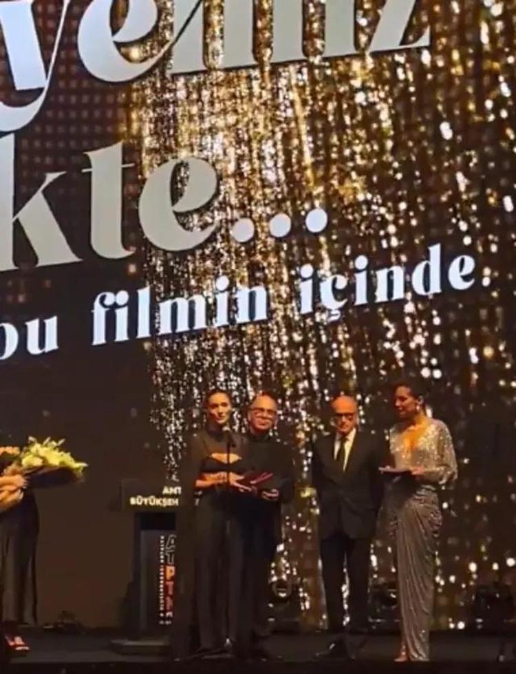 Altın Portakal açılışında Saadet Işıl Aksoy sessiz kalmadı Ödülünü katledilen İkbal ve Ayşegüle adadı