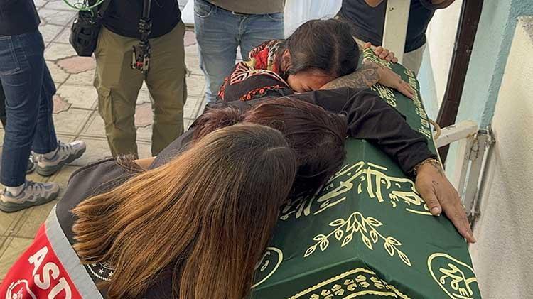 Tekirdağda cinsel istismara uğrayan sıla bebeğe gözyaşlarıyla veda Cenazede yürek yakan detay