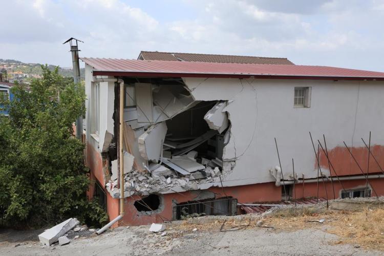Çöp kamyonunun çarptığı evi ev sahibi kendi imkanlarıyla yaptıklarıyla yaptırdı