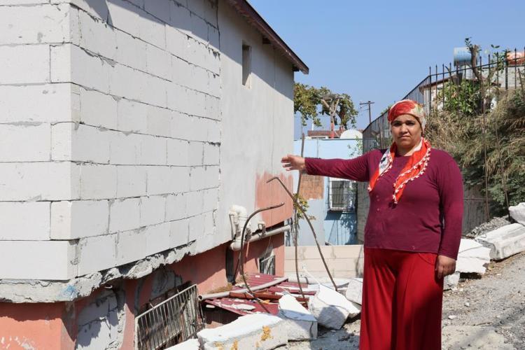 Çöp kamyonunun çarptığı evi ev sahibi kendi imkanlarıyla yaptıklarıyla yaptırdı
