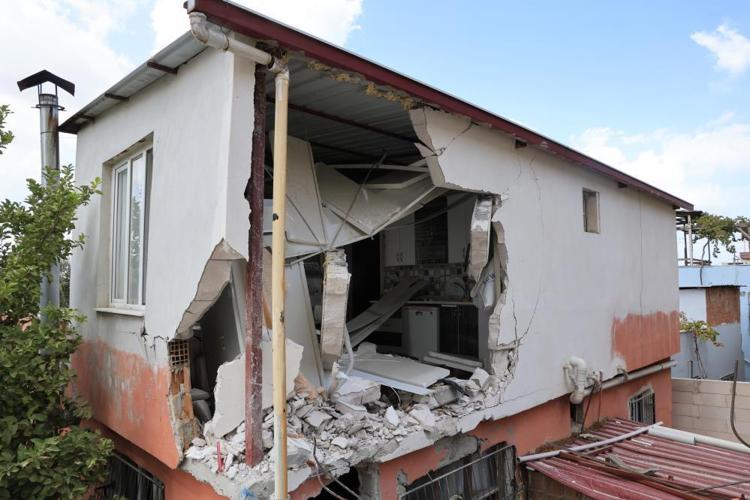 Çöp kamyonunun çarptığı evi ev sahibi kendi imkanlarıyla yaptıklarıyla yaptırdı