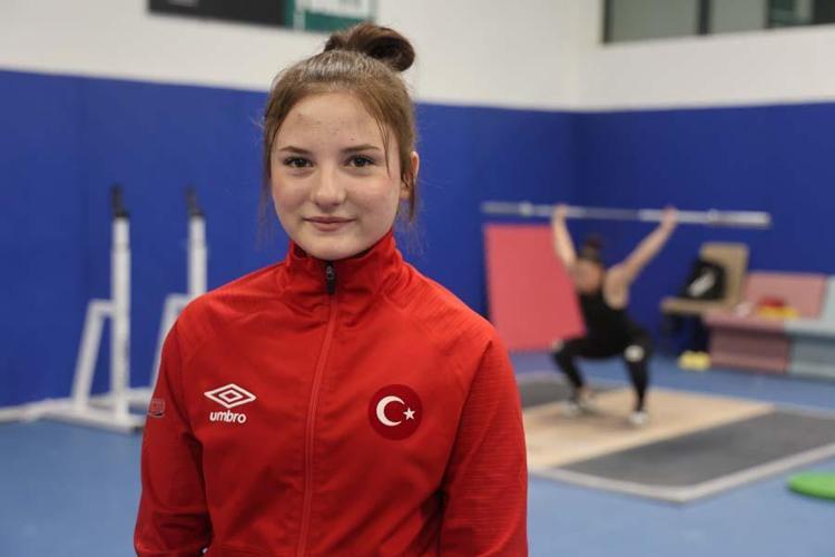 Ablam dünya şampiyonu oldu, ben de ertesi gün haltere başladım