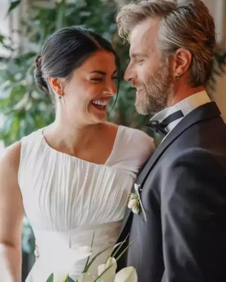 Yabancı Damat dizisinin Nikosu Özgür Çevik ve Hatice Kartoğlu evlendi