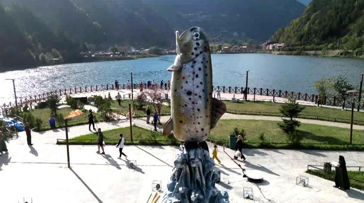 Uzun Gölün simgesi kırmızı benekli alabalığın heykeli dikildi