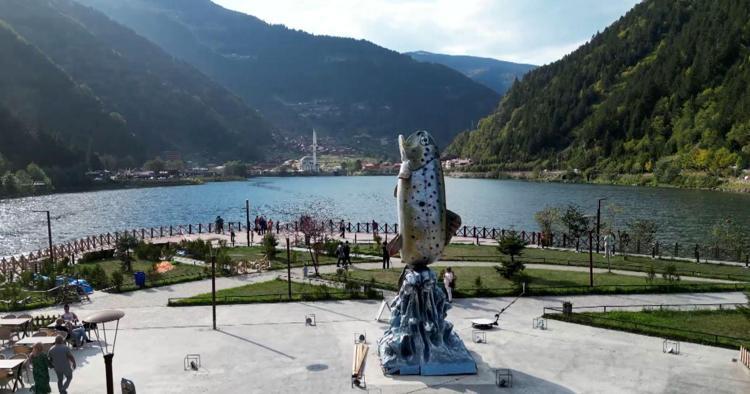Uzun Gölün simgesi kırmızı benekli alabalığın heykeli dikildi