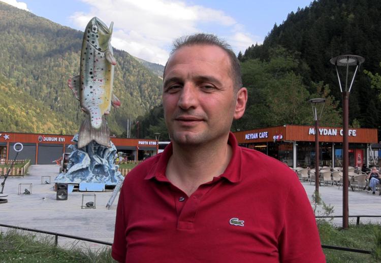 Uzun Gölün simgesi kırmızı benekli alabalığın heykeli dikildi