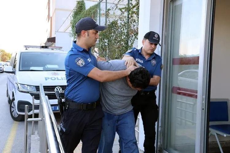 Küçük kıza müstehcen film izletirken yakalandı Polise ifadesi şaşırttı