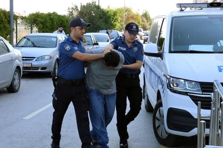 Küçük kıza müstehcen film izletirken yakalandı Polise ifadesi şaşırttı