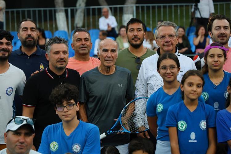 77 yaşındaki emekli Tümgeneral tenisteki başarılarıyla tarihe geçmek istiyor
