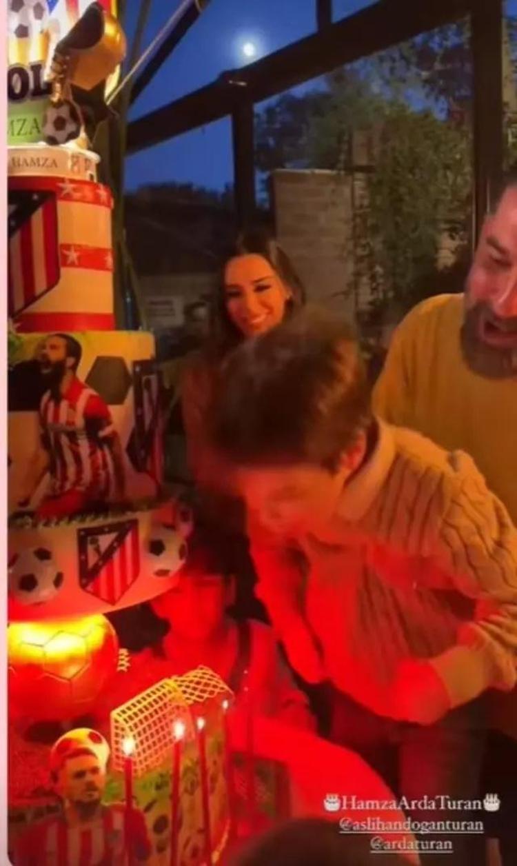 Arda Turan ve Aslıhan Doğan oğullarının doğum gününü kutladı Devasa pasta dikkat çekti
