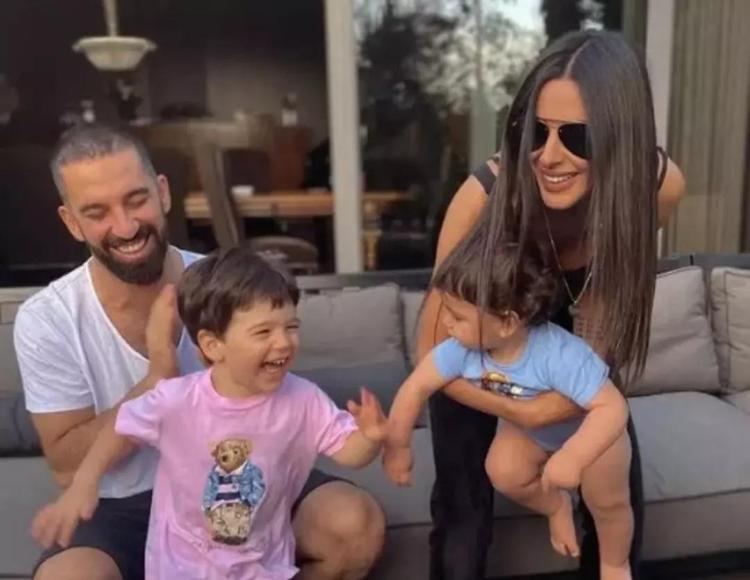 Arda Turan ve Aslıhan Doğan oğullarının doğum gününü kutladı Devasa pasta dikkat çekti