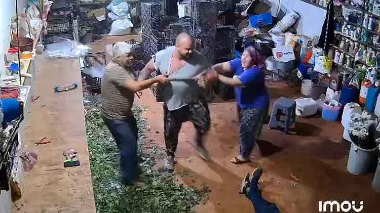 Antalyada çiçekçi dehşeti Eşinin fotoğraflarını paylaşan arkadaşını tek yumrukla komaya soktu