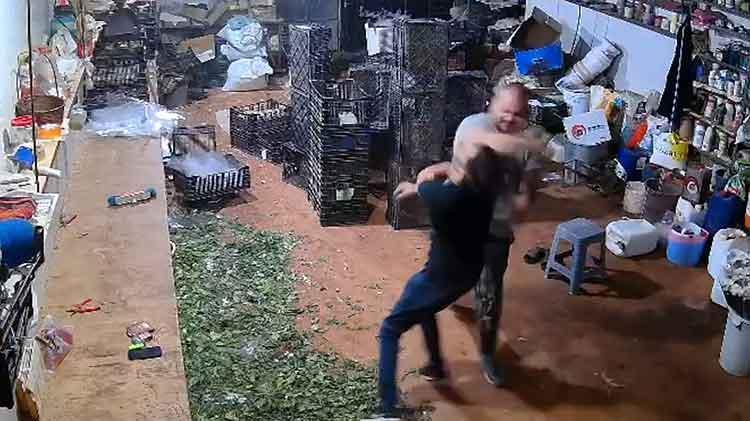 Antalyada çiçekçi dehşeti Eşinin fotoğraflarını paylaşan arkadaşını tek yumrukla komaya soktu