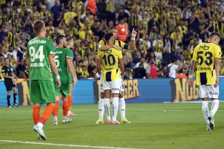 Samsunspor maçı öncesi Fenerbahçede alarm Mourinho 2 yeni transferi birden kesti