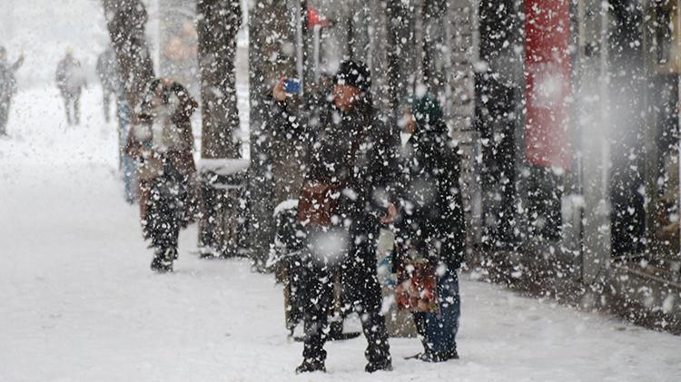 Kar yağışı başladı Bu kış çok sert geçecek, İstanbulu kar örtüsü kaplayacak, işte lapa lapa karın yağacağı tarih...