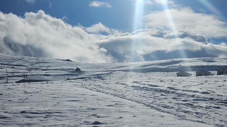 Lapa lapa kar erken bastırdı: İstanbulun yanı başına kadar dayandı Meteorolojiden son dakika uyarısı geldi