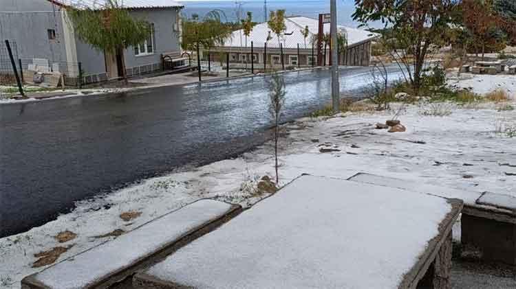 Lapa lapa kar erken bastırdı: İstanbulun yanı başına kadar dayandı Meteorolojiden son dakika uyarısı geldi