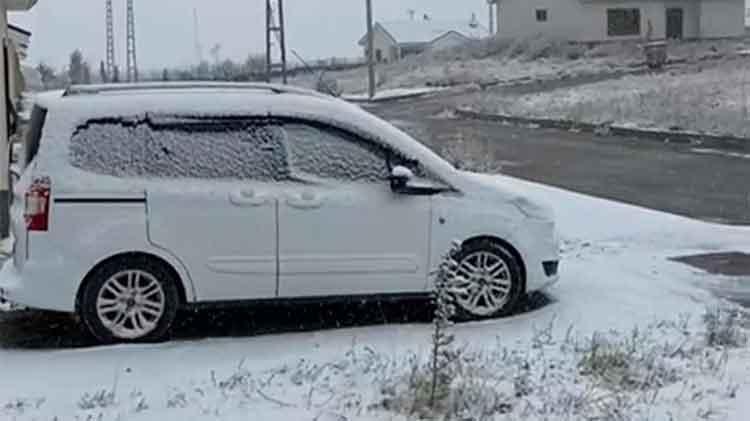 Lapa lapa kar erken bastırdı: İstanbulun yanı başına kadar dayandı Meteorolojiden son dakika uyarısı geldi