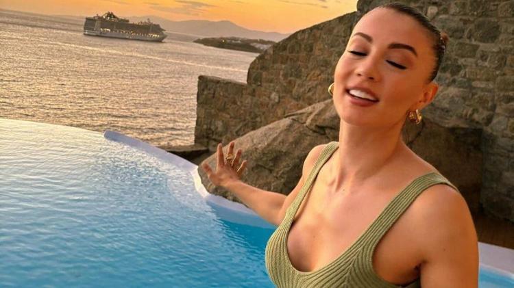 Burcu Özberkin bayram kombini Kutlamalara katıldı