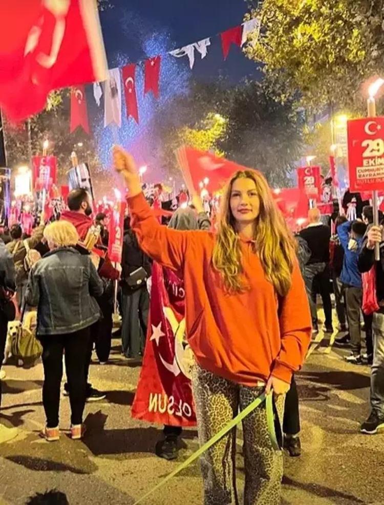 Burcu Özberkin bayram kombini Kutlamalara katıldı