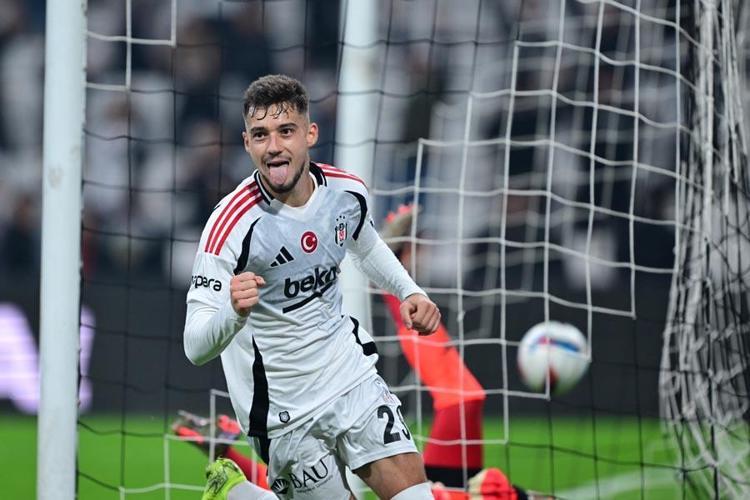 Beşiktaş Kasımpaşa maçında 4 gol 1 kırmızı kart Kartal başladı Paşa bitirdi