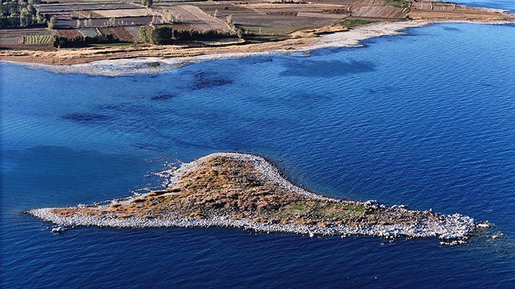 Van Gölü çekildi, su altındaki tarih gün yüzüne çıktı Çıplak gözle de görülebiliyor