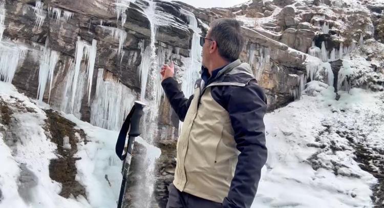 Cilo Dağının eteklerinde şelaleler dondu Dondurucu hava buz şarkıları oluşturdu
