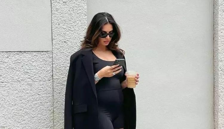 Hamile olan ünlülerden Zeynep Demirel karnı burnunda poz verdi