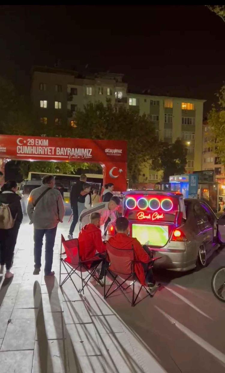 Bursalı gencin oyun sevdası arabasına taşındı: Evde sıkılınca otomobilini oyun salonuna dönüştürdü