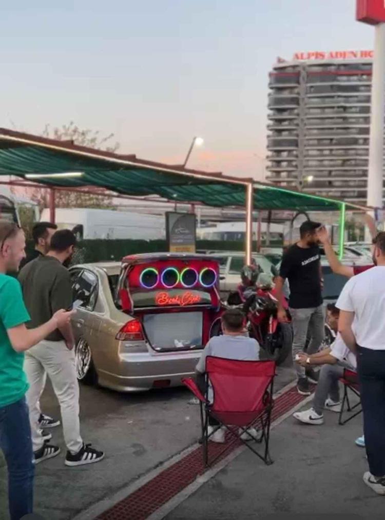 Bursalı gencin oyun sevdası arabasına taşındı: Evde sıkılınca otomobilini oyun salonuna dönüştürdü