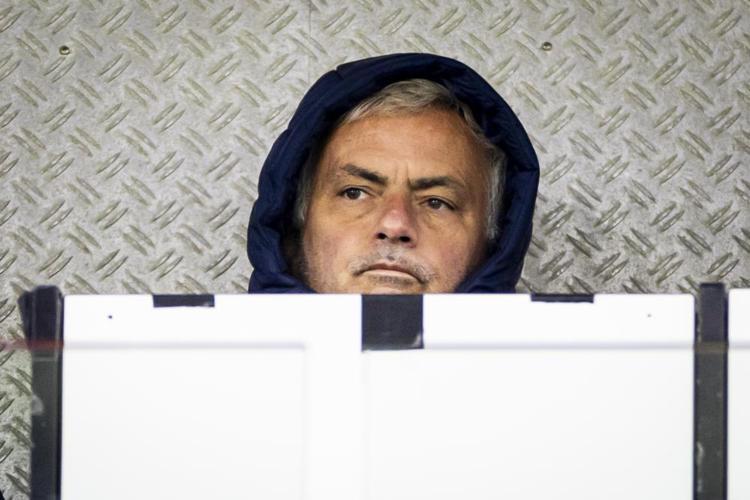 Mourinho telefonuyla yakalandı, 3 gol attılar: Kumar oynadı, pişmaniye gibi dağıldı