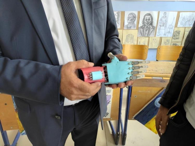 “Çok az maliyetli, çok işlevli protez el yapıldı”