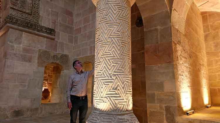 Hiçbir motif kendini tekrar etmiyor: Sivas Divriği Darüşşifasında Z sütunu turistlerin ilgisini çekiyor