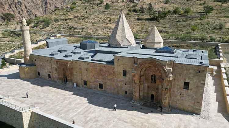 Hiçbir motif kendini tekrar etmiyor: Sivas Divriği Darüşşifasında Z sütunu turistlerin ilgisini çekiyor
