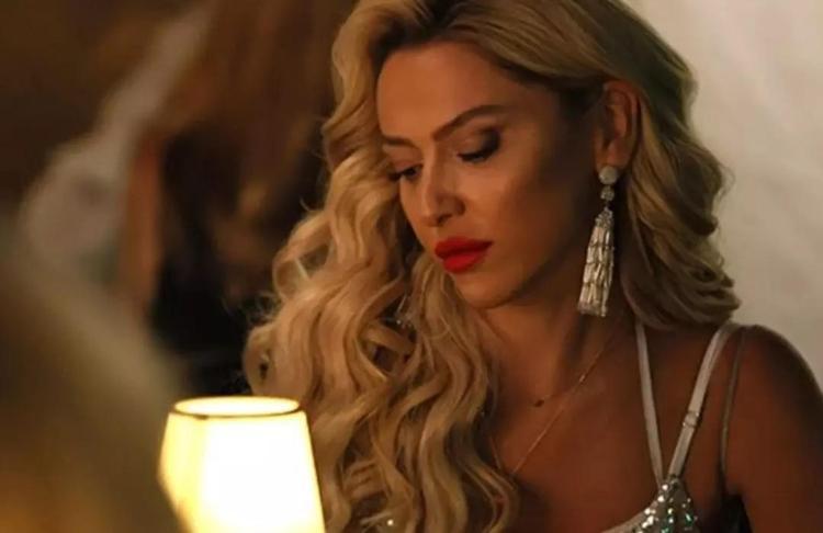 Hadise konserinde aynı pozları verdi Dizisinin fragmanı yasaklanmıştı
