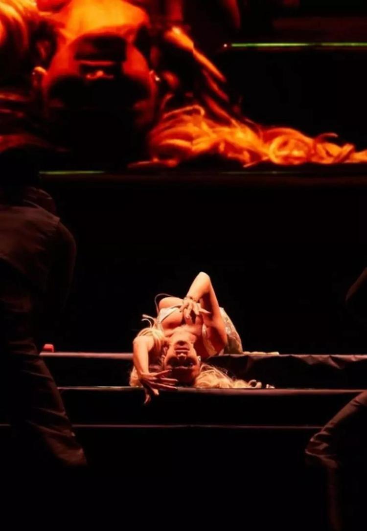 Hadise konserinde aynı pozları verdi Dizisinin fragmanı yasaklanmıştı