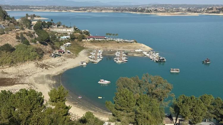 Adanada barajlar kuruma noktasına geldi Seyhan Barajında su 2 kilometre çekildi