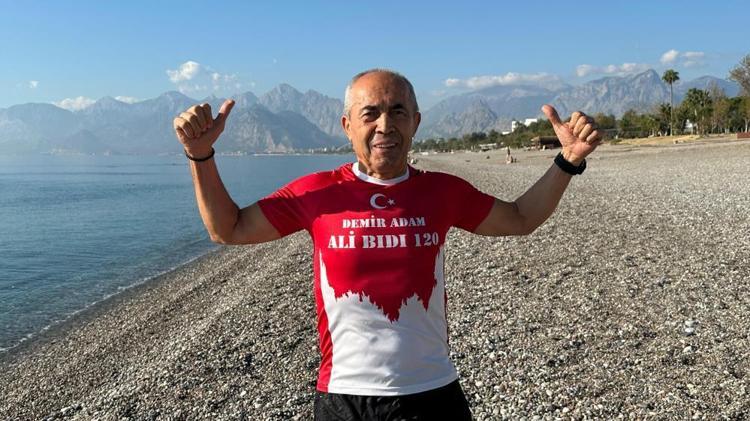 Gençlere taş çıkartıyor: Her gün yüzüyor, bisiklete biniyor ve koşuyor Hedefi Guinnes Rekorlar Kitabına girmek