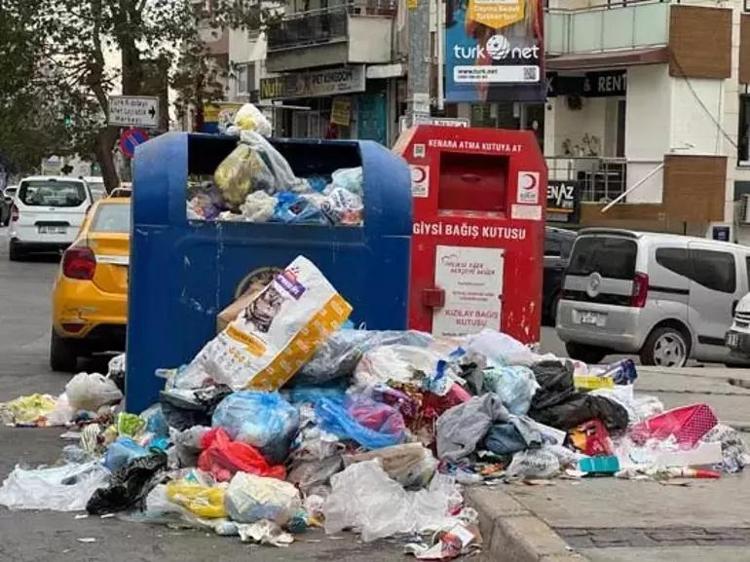 İşçiler grevde, İzmir çöp içinde Dükkanımızı açamaz hale geldik