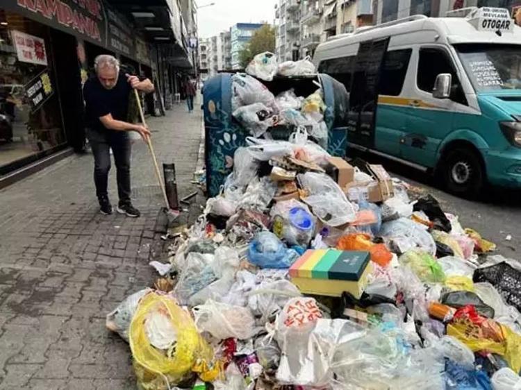 İşçiler grevde, İzmir çöp içinde Dükkanımızı açamaz hale geldik