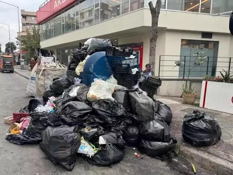 İşçiler grevde, İzmir çöp içinde Dükkanımızı açamaz hale geldik