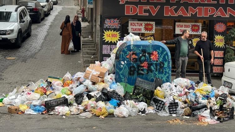 İşçiler grevde, İzmir çöp içinde Dükkanımızı açamaz hale geldik